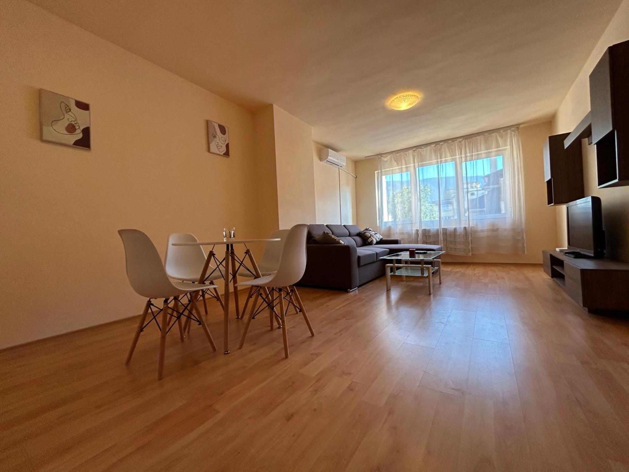 Nice, Spacious And Cozy Апартамент *