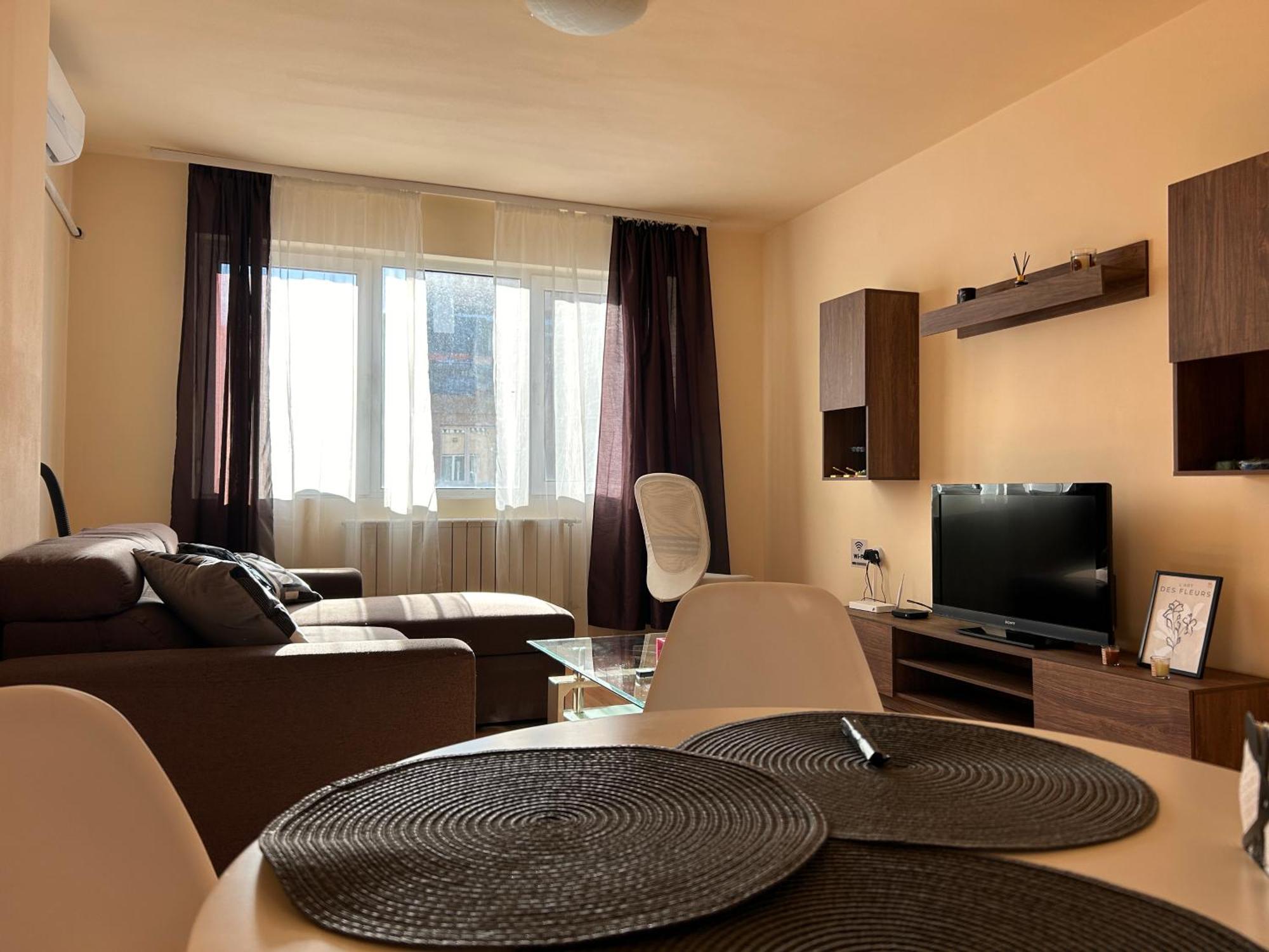 Nice, Spacious And Cozy Апартамент
